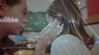 Koyu renk saçlı kız sarışın sınıf arkadaşının kucaklayan yanağına yaslanmış AR örtülerinin arasında sırlarını paylaşıyor. Arkadaşlık, işbirliği, çocukluk, öğrenme, dijital, eğitim, iletişim