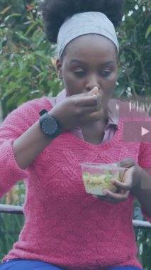 Afro-Amerikan kadınlarının şehir sokaklarında yemek yemesi üzerine sosyal medya tebligatları. küresel iletişim teknolojisi ve sosyal ağ konsepti dijital olarak oluşturulmuş video.