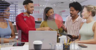 İş arkadaşları masamda toplanıp dizüstü bilgisayardaki verileri inceliyor ve çizelgelerin somutlaşmasına neden oluyor. İşbirliği, analitik, takım çalışması, dijital, çalışma alanı, yenilik, strateji