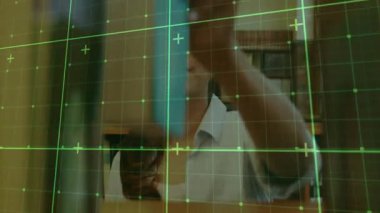 Eğitim araştırmaları için yeşil şebeke altında sayfaları çeviren orta yaşlı bir kadın. Entelektüel, keşif, yenilik, kütüphane, fütüristik, konsantrasyon, öğrenim