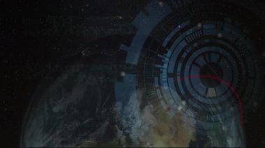 Dünya 'nın dönüşünde, arayüz dönerken ve atarken kırmızı yay yörüngede veriyi görselleştiriyor. Fütüristik, teknoloji, boşluk, arayüz, veri görselleştirme, dijital, kozmik