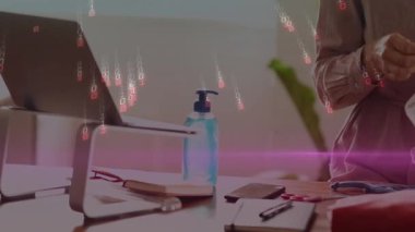 Maske seçen orta yaşlı bir kadın sağlık kuralları çerçevesinde koruma öneren iplikçikler takıyor. Kişisel koruma ekipmanları, çalışma alanı, el işi, hijyen, dijital güvenlik, ev ofisi, modern dekor