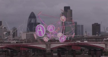 Thames nehri, Londra Köprüsü 'nün üstündeki dönen ağ küresine bağlanan pembe simgeleri açığa çıkarıyor. Kentsel, ufuk çizgisi, dijital, bağlantı, teknoloji, soyut, yenilik