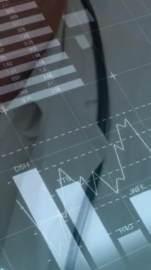 Kafkasyalı mutlu erkek doktor yerine finansal verilerin animasyonu. finans, ekonomi, tıp, sağlık ve teknoloji konsepti dijital olarak oluşturulmuş video.