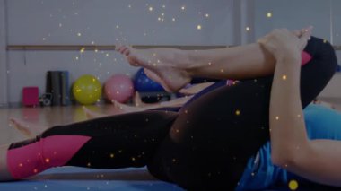 Beden eğitimi sınıf arkadaşları seanstan sonra dizlerini bükerek çekirdek için bacağını uzatıyor. Spor, sağlık, egzersiz, güç, esneklik, takım çalışması, uyum.