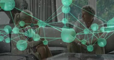 Kanepede oturan yaşlı çift yeşil şebeke örtüsü sallamaya ve teknolojik görselleri tartışmaya başladı. Yaşlılar, arkadaşlık, iletişim, sükunet, bağlantı, ikamet, modern