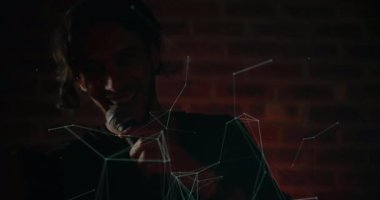 Erkek şarkıcı mikrofonu sunuyor. Müzik kulübü sahnesinde sesi yansıtıyor. Performans, sahne, vokal, ifade, eğlence, hareket, akşam