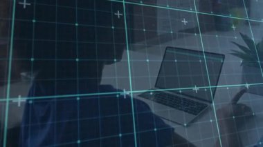 Teal teknolojisi şebekesi, izleme cihazına tıklayan ve veri girişi için yazı yazan bir kadını ortaya çıkarıyor. Gelecekçi, yenilikçi, çalışma alanı, dijital, üretkenlik, modern, teknoloji