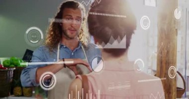 Market satıcısı alışveriş için sarı biber seçiyor ve kapanış çantasıyla poşet dolduruyor. Pazar, çiftçi, esnaf, köy, tazelik, organik, alışveriş