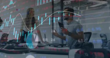 Adam tableti tıklatıyor şemaları getiriyor, teknolojik insansız hava aracı çerçevesinin ölçümlerini açıklıyor, kadın dinliyor. İşbirliği, yenilik, teknoloji, profesyonellik, beyin fırtınası, mühendislik, dijital