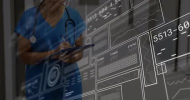 Çerçeve yazısına giren kadın hemşire, hasta bakımı için veri panellerini üst üste yerleştirip gözden geçiriyor. Tıbbi, teknoloji, sağlık, dijital, klinik, profesyonel, yenilik