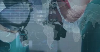 Kadın cerrah mikroskop merceğine bakarken dünya haritası ve ameliyat için çizelgelere bakıyor. Tıbbi, profesyonel, yüksek teknoloji, analitik, klinik, çok disiplinli, dijital