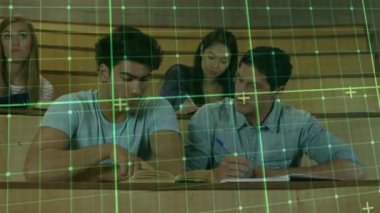 Öğrenciler ders kitabı çevirme sayfaları açıyor yeşil şebeke taraması başlatıyorlar eğitim için yazı notları yazıyorlar. Dijital, akademik, modern, odaklanma, gözlem, öğrenme, teknoloji