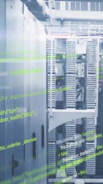 Veri merkezindeki sunucular üzerinde bilgisayar kodu animasyonu. Teknoloji, kodlama, programlama, dijital, bulut hesaplama, siber güvenlik