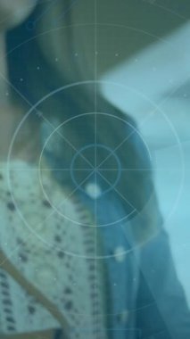 Veri işleme ve tarama animasyonu. Temassız ödeme yapan kadın üzerinde. dijital arayüz, küresel bağlantı ve dijital olarak oluşturulan iletişim konsepti.