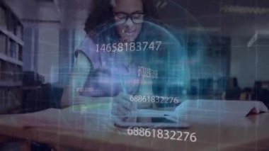 Not defterine yazan öğrenci, eğitim için dönen kod akışlarıyla dijital arayüz oluşturuyor. Gelecekçi, yenilikçi, eğitim, teknoloji, veri, beyin fırtınası, öğrenme