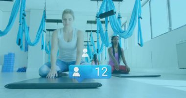 Yoga sınıfını yöneten hoca, yükselen baloncuk sayıları hava ipeklerini esneten kıvılcım eşleri. Zindelik, sağlık, denge, farkındalık, dinginlik, esneklik, uyum.