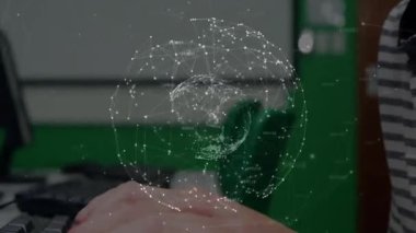 İnsan elleri 3 boyutlu dünyayı yazarken döner ve fare işaretleme girdisine tıklayarak tamamlar. Teknoloji, yenilik, veri, bağlantı, dijital, fütürist, siber güvenlik