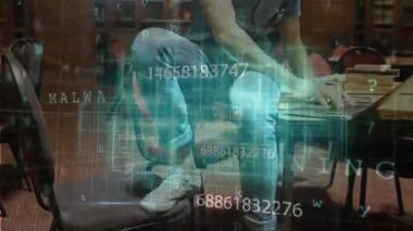 Öğrenci bilgisayarı dinleyerek, bilgisayar ve telefonda çalışırken kütüphanede kod akışına neden oluyor. Teknoloji, yenilik, dijital, eğitim, çalışma alanı, modern, öğrenim