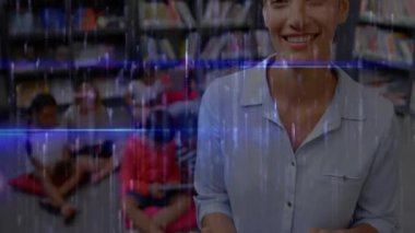 Öğretmenler tablet sunarken ve eğitimde okumayı artırırken arızalı kaplama titreşiyor. Öğrenim, okur yazarlık, teknoloji, sınıf, eğitim, yenilik, çeşitlilik