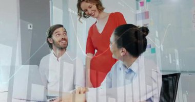 Takım lideri iş toplantısı sırasında dizüstü bilgisayarda el kol hareketi yaparak bar çizelgelerini canlandırıyor. İşbirliği, takım çalışması, yenilik, üretkenlik, dijital veri, beyin fırtınası, modern çalışma alanı