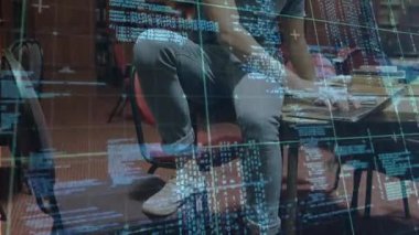 Akıllı telefon ekranını dinleyen ve koridoru kaplayan teknolojik akımlarla gözden geçirmek için notlar alan bir adam. Teknoloji, yenilik, üretkenlik, dijital, çalışma alanı, öğrenme, modern