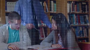 Eğitimci kütüphaneye giriyor. Tahta masaya kalemle açık ders kitabını gösteriyor. Öğrencilere rehberlik ediyor. İşbirliği, akıl hocalığı, eğitim, tartışma, okur yazarlık, öğrenme, akademik