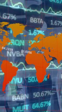 Ofiste tartışan iki farklı bayan meslektaşın borsa veri işleme animasyonu. Küresel ekonomi ve iş teknolojisi kavramı