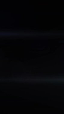 Siyah arkaplanda hareket eden iki beyaz ışık demeti animasyonu. Elektrik mühendisliği teknolojisi, iletişim ve araştırma konsepti dijital olarak oluşturulmuş video.