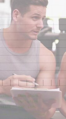 Arka planda spor salonunda kişisel antrenörüyle tartışan bir kadının mali veri işleme animasyonu. Küresel finans sektörü arayüzü kavramı dijital olarak oluşturulmuş görüntü.