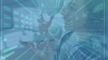 Akıllı telefonu sunucuya getirip sesli komutlar veren ve teknoloji verileri üreten bir adam. Teknoloji, arayüz, veri, iletişim, yenilik, fütüristik, dijital