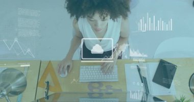 Ofis analisti veri girdisi yazarken bulut simgesinin veri analizi için animasyon çizelgelerini ortaya çıkarmasına neden oluyor. Teknoloji, analitik, üretkenlik, modern, profesyonel, iş dünyası, görselleştirme