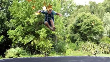 Egzersiz yapmak için trambolinden iten fitness çocuğu hareketli yıldızlar gibi kollarını kaldırarak inişe geçiyor. Çocuk, oyun alanı, enerjik, oyuncu, açık hava, canlılık, etkinlik