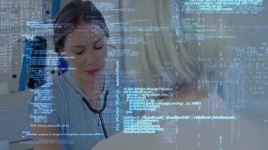 Doktor, hastaya steteskop yerleştirirken verileri kodla yoğunlaştırıyor. Tıbbi, sağlık, teknoloji, tanı, analiz, dijital, profesyonel