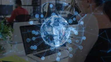 Dizüstü bilgisayar yükleme şebekesi klavyenin üzerinde şekilleniyor. Yörüngedeki ikon kadın büyümeyi takip ediyor. Teknoloji, yenilik, bağlantı, dijital, geleceksel, işbirliği, veri