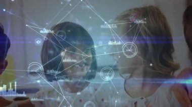 Sınıfta duran çocuklar, ağ üstüste biniyor, çocuk çıkıyor, yeni çocuk katılıyor, gülüyor. İşbirliği, yenilik, teknoloji, eğitim, bağlantı, arkadaşlık, takım çalışması