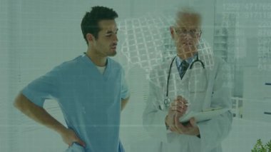 Kıdemli doktor, hastane brifinginde tokalaşmadan önce 3D küresi ve verisi olan bir panoya dokunuyor. Tıbbi ekip, işbirliği, fütüristik, sağlık, bilimsel, profesyonellik, dijital arayüz