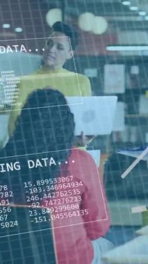 Dizüstü bilgisayarlı, meslektaşlarıyla tartışan çeşitli kadınlar üzerinde grafikler ve bilgisayar dili animasyonu. Dijital bileşik, veri işleme, iş, rapor, takım çalışması, teknoloji, toplantı, ofis.