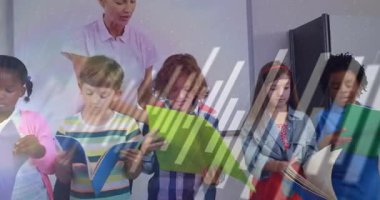 Öğretmen öğrencilerin arkasına kitap yerleştiriyor, eğitimdeki canlandırılmış sayfa döndürme simgeleriyle okumaya rehberlik ediyor. Eğitim, sınıf, okur yazarlık, çocukluk, öğrenme, öğretim, öğretim