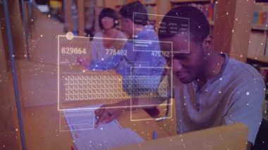 Erkek öğrenci kütüphanede çalışma çizelgesi, eğitim analizi için somutlaştırma ve güncelleme panelleri. Eğitim, işbirliği, odaklanma, teknoloji, akademi, çalışma, analiz