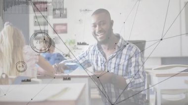 Öğretmen klasörü yerleştiriyor ve sayfayı işaret ediyor, animasyon rehber öğrenci yazısını başlatıyor. Eğitim, akıl hocalığı, sınıf, öğrenme, öğretici, öğretici, geliştirme