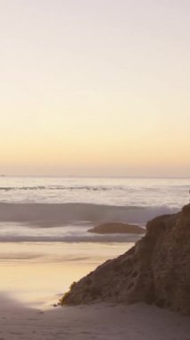 Üzgün, yalnız, beyaz bir kadın üzerinde parlayan ışıkların animasyonu. Yalnızlık farkındalığı günü konsepti dijital olarak oluşturulmuş video.