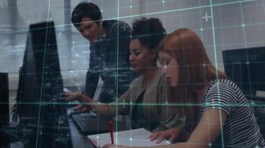 Ekranı gösteren kadınların arkasına gelen teknik danışman, oklarla yazma ve not alma işlemine neden oluyor. İşbirliği, takım çalışması, dijital çalışma alanı, öğrenme, danışmanlık, yenilik, modern ofis