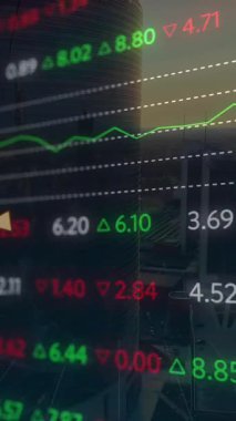 Şehir manzarasının havadan görüntüsüne karşı istatistiksel ve borsa veri işleme animasyonu. Küresel ekonomi ve iş teknolojisi kavramı