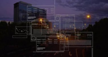 Karanlık çöktükten sonra UI panelleri otoyolun üzerinde yumurtluyor, trafik görselleştirmesi için rakamlar güncelleniyor. Fütüristik, dijital, teknoloji, kentsel, veri, görselleştirme, arayüz