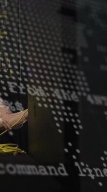 Sunucu odasında dizüstü bilgisayarda çalışan beyaz bir kadının veri işleme animasyonu. ağ, programlama, bilgisayarlar ve teknoloji konsepti dijital olarak oluşturulmuş video.
