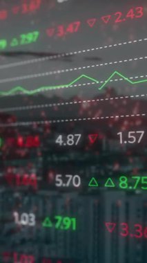 Şehir manzarası üzerinde finansal veri işleme animasyonu. Küresel iş, ağlar, bağlantılar, hesaplama ve veri işleme kavramı dijital olarak oluşturulmuş video.