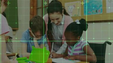 Tekerlekli sandalye öğrencisinin el ele tutuşup sınıfta gülümseyerek geri adım atmasına rehberlik eden öğretmen. Eğitmen, kapsayıcı, erişilebilirlik, öğrenme, takım çalışması, ilham, çeşitlilik