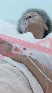 Hastanedeki Afrikalı Amerikalı kadın hasta üzerinde DNA ipliği bulundu. Küresel tıp, bilim, veri işleme ve dijital arayüz kavramı dijital olarak oluşturulmuş video.