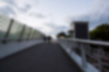 Şehrin bulutlu gökyüzüne karşı yaya köprüsü